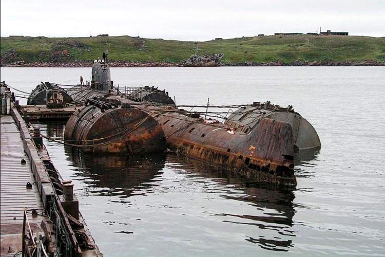 K-159 ved kaj på Kolahalvøen kort før sit forlis i 2003. Den gennemrustne ubåd på over 100 meters længde havde 800 kilo uran ombord, da den gik ned i en storm på vej til at blive hugget op. Foto: Bellona Foundation