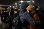 Et ungt par krammer hinanden på togstationen i Lviv, Ukraine, mens de venter på et tog til Polen. Parret har ikke noget at gøre med den konkrete historie.  Foto: Kai Pfaffenbach/Ritzau Scanpix