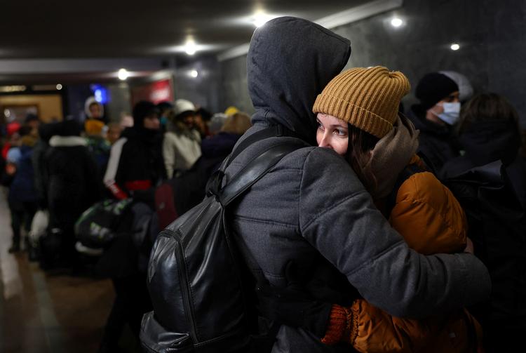 Et ungt par krammer hinanden på togstationen i Lviv, Ukraine, mens de venter på et tog til Polen. Parret har ikke noget at gøre med den konkrete historie.  Foto: Kai Pfaffenbach/Ritzau Scanpix