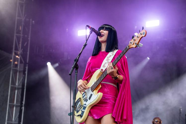 Laura Lee er karismatisk bassist og sanger for Khruangbin, der optræder i K.B. Hallen til april. Foto: Amy Harris/Ritzau Scanpix
