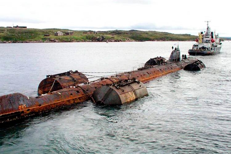 I august 2003 blev den sovjetiske atomubåd K-159, holdt oppe af fire pontoner, bugseret nordpå til ophugning. Men en storm fik den til at forlise og synke på over 200 meters dybde. Ni søfolk døde, og 800 kilo uran ligger på havets bund.  Foto: Bellona Foundation