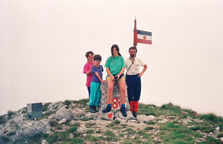Mens en blodig borgerkrig udspillede sig i eks-Jugoslavien, tog Borislav familien med på trek til bl.a. Kaukasus. Framegrab 