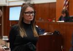 Anna Sorokin ses her i retten i Manhattan Supreme Court i 2019, hvor hun blev dømt for omfattende svindel begået mod hoteller, banker og venner.  Foto: Timothy A. Clary/Ritzau Scanpix