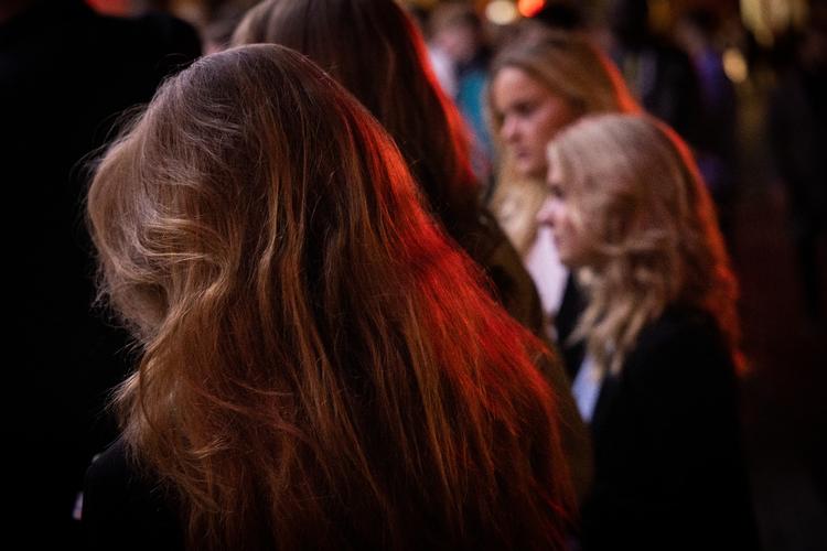 »Jeg tror, jeg føler, at jeg kan mærke, at det ville være godt for mig at blive hjemme i stedet for at hjælpe dig med at flytte i dag. Men hvis I drikker naturvin senere, svinger jeg lige forbi!«. Foto: Mads Nissen