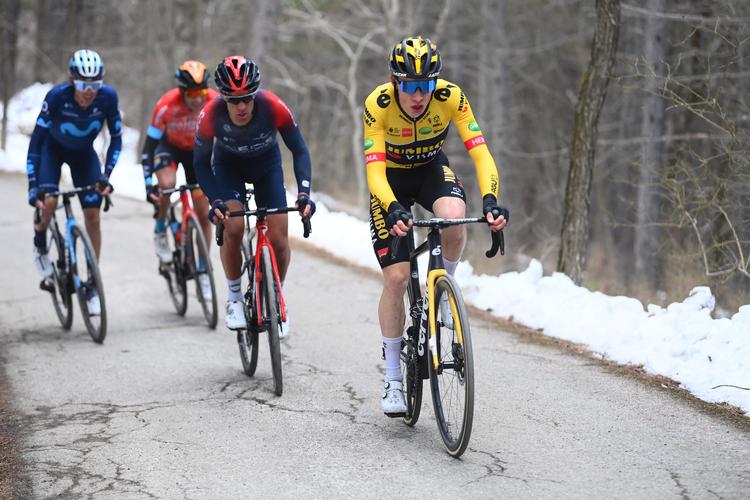 Jonas Vingegaard fører an i forfølgergruppen  efter Tadej Pogacar på den næstsidste etape i Tirreno-Adriatcio.
 Foto: Tim de Waele/Ritzau Scanpix