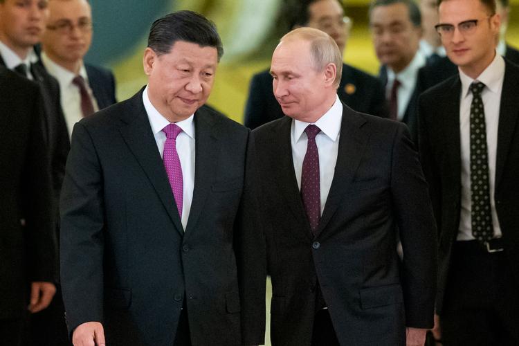 Præsident Xi Jinping (t.v.) og præsident Vladimir Putin har mødtes flere gange, her i 2019, for at knytte tættere bånd mellem Kina og Rusland. Det udfordrer USA nu massivt i ly af Ukraine-krigen. Foto: Alexander Zemlianichenko/Ritzau Scanpix