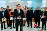 Klima- og energiminister Dan Jørgensen (S) havde en hel kødrand af ordførere med, da aftalen om støtte til PtX blev præsenteret. Ni partier står bag aftalen. Foto: Martin Sylvest/Ritzau Scanpix