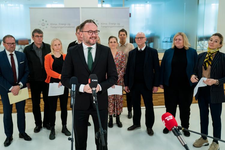 Klima- og energiminister Dan Jørgensen (S) havde en hel kødrand af ordførere med, da aftalen om støtte til PtX blev præsenteret. Ni partier står bag aftalen. Foto: Martin Sylvest/Ritzau Scanpix