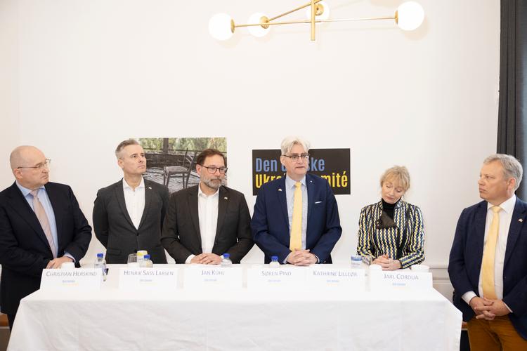 Eks-ministrene Henrik Sass Larsen (S) og Søren Pind (V) (nummer to og fire fra venstre) er blandt initiativtagerne til en ny komite, der samler penge ind til våbenhjælp til Ukraine. Foto: Marcus Emil Christensen