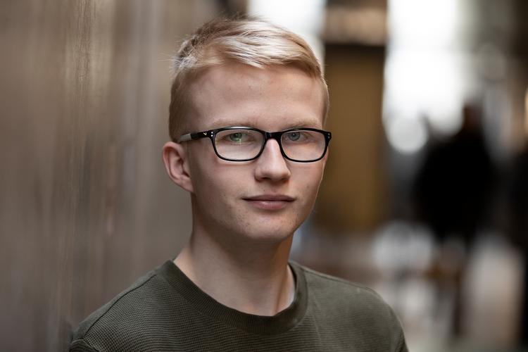 I stedet for at hæve aldersgrænsen for at købe øl, vin og breezere, synes Tobias Bøg Lauridsen på 17 år, at man i familierne bør snakke om, hvilke regler der skal gælde for at drikke alkohol.  Foto: Finn Frandsen