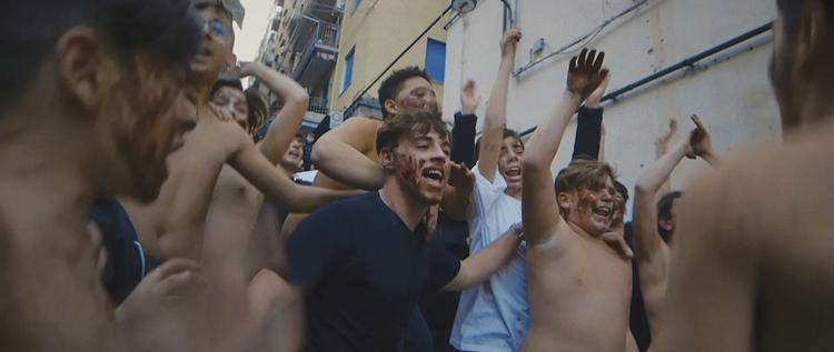 I Napoli finder Camorraens børn sammen i rituelle fællesskaber med de fængslede fædre som rollemodeller. Foto: CPH:DOX 