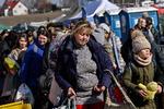 I Medyka på grænsen mellem Polen og Ukraine venter flygtninge på busser, der skal føre dem videre. Over 3 millioner ukrainer er drevet på flugt efter Ruslands invasion af Ukraine, Foto: Louisa Gouliamaki/Ritzau Scanpix