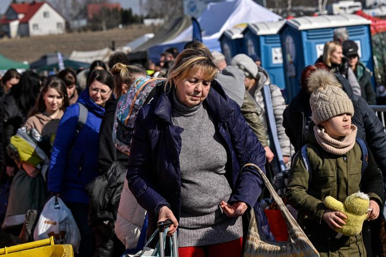 I Medyka på grænsen mellem Polen og Ukraine venter flygtninge på busser, der skal føre dem videre. Over 3 millioner ukrainer er drevet på flugt efter Ruslands invasion af Ukraine, Foto: Louisa Gouliamaki/Ritzau Scanpix