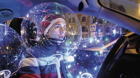 En gruppe patriotiske aktivister bliver arresteret for at kravle op på bygninger og hejse det russiske flag. Selv politimændene virker forvirrede. Foto: CPH:DOX  Framegrab 