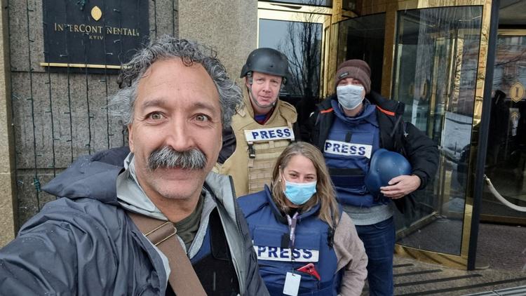 Pierre Zakrzewski ses her med en række kolleger. Han blev dræbt, da hans køretøj blev beskudt i Horenka i udkanten af Kyiv. Foto: Fox News Sunday/Ritzau Scanpix