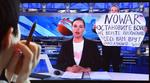 Den russiske tv-redaktør Marina Ovsyannikova holder antikkrigs-skilt op i direkte udsendelse på russisk stats-tv. Foto. AFP 
