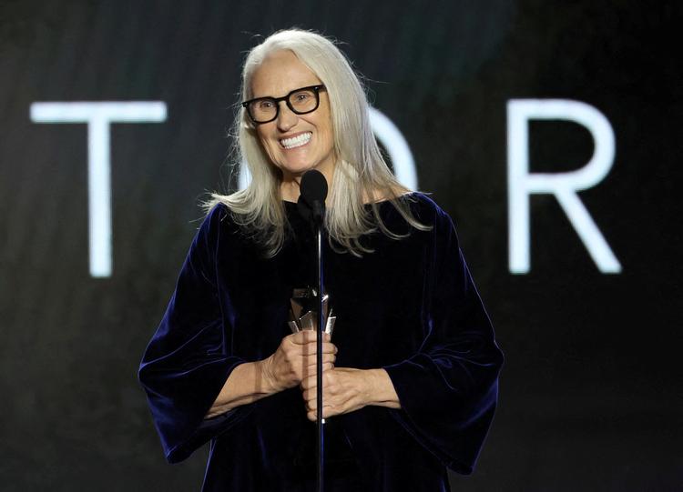 Jane Campion med prisen for bedste instruktør under Critics Choice Awards forleden.  Foto: Mario Anzuoni/Ritzau Scanpix