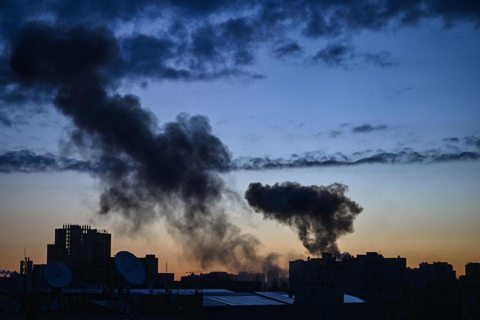 Russernes beskydning af hovedstaden sender røgsøjler op over Kyiv. Foto: Aris Messinis/Ritzau Scanpix