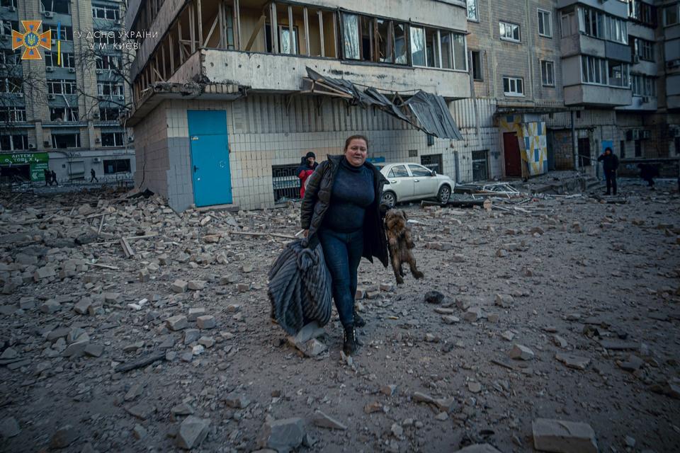 En kvinde forlader sit udbombede hjem i Kyiv. Foto: State Emergency Service/Ritzau Scanpix