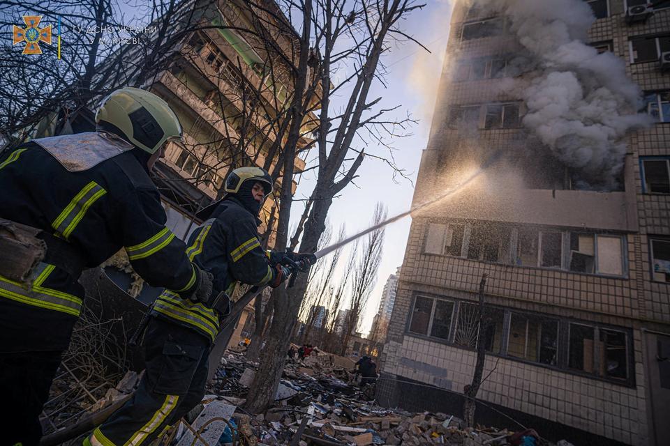Brandfolk forsøger at slukke ilden efter et bombardement af en boligblok. Foto: State Emergency Service/Ritzau Scanpix