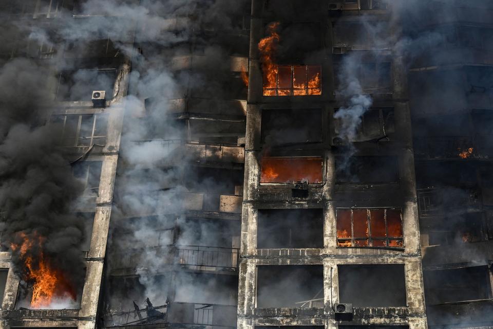 Krigens ødelæggelser er betydelige. Her en brændende boligblok i Kyiv. Foto: Aris Messinis/Ritzau Scanpix