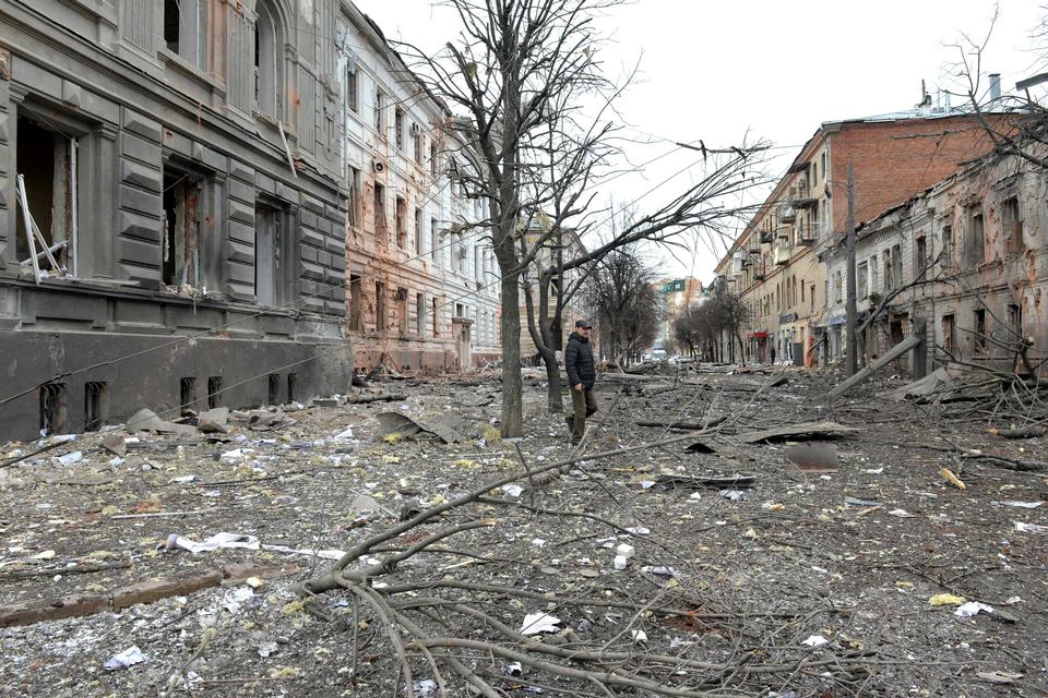 Ødelæggelser i en gade i Kharkiv. Foto: Sergey Bobok/Ritzau Scanpix