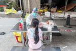 Foto fra den 13. marts i år, hvor en borger i Shenzhen får foretaget en coronatest.  Foto: Str/Ritzau Scanpix