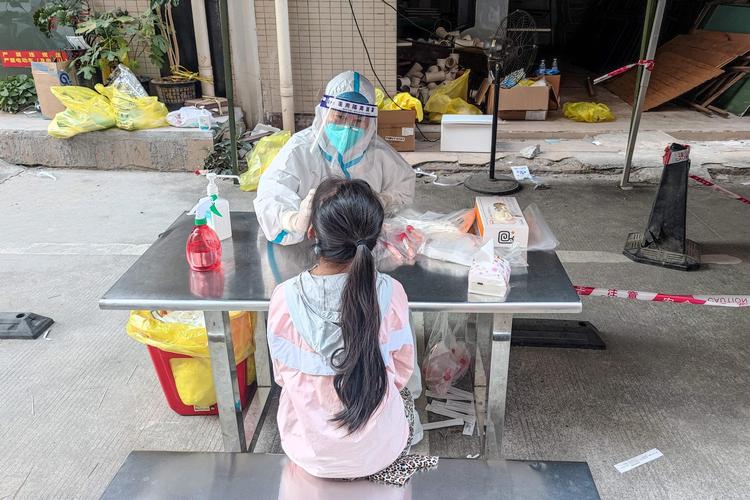 Foto fra den 13. marts i år, hvor en borger i Shenzhen får foretaget en coronatest.  Foto: Str/Ritzau Scanpix