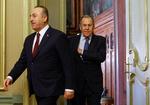 Ruslands udenrigsminister, Sergei Lavrov, (bagest) sammen med sin tyrkiske kollega, Mevlüt Cavusoglu, tidligere i dag.  Foto: Maxim Shemetov/Ritzau Scanpix