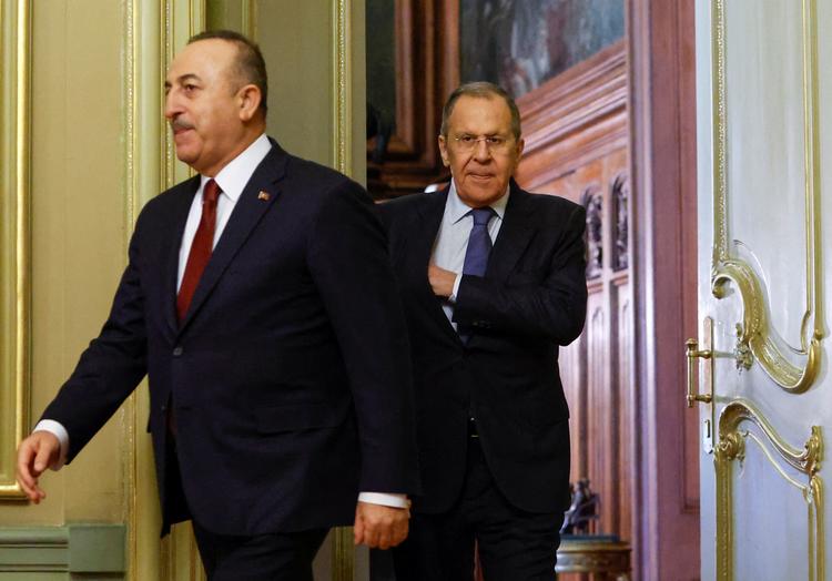 Ruslands udenrigsminister, Sergei Lavrov, (bagest) sammen med sin tyrkiske kollega, Mevlüt Cavusoglu, tidligere i dag.  Foto: Maxim Shemetov/Ritzau Scanpix