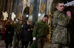 Pårørende og soldaterkammerater deltager i begravelsen af den ukrainske soldat Eduard Niezhenets, der blev dræbt i et russisk raketangreb. Billedet er fra Kyiv i går.  Foto: Kai Pfaffenbach/Ritzau Scanpix