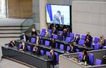 Ukraines præsident, Volodymyr Zelensky, taler over et videolink til det tyske parlament.  Foto: Tobias Schwarz/Ritzau Scanpix