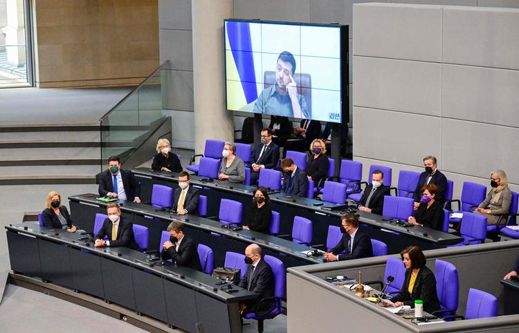 Ukraines præsident, Volodymyr Zelensky, taler over et videolink til det tyske parlament.  Foto: Tobias Schwarz/Ritzau Scanpix