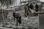 Billedet fra 7. marts viser ukrainere i den bombede by Irpin vest for Kyiv.  Foto: Aris Messinis/Ritzau Scanpix