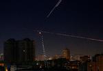 Sporstoffer ses på nattehimlen, mens ukrainske styrker sigter efter russisk drone i Kyiv. Foto: Gleb Garanich/Ritzau Scanpix
