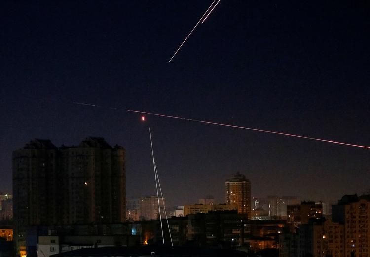 Sporstoffer ses på nattehimlen, mens ukrainske styrker sigter efter russisk drone i Kyiv. Foto: Gleb Garanich/Ritzau Scanpix