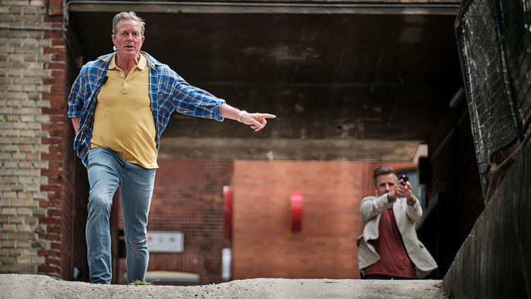 Indtil der er klarhed over de økonomiske konsekvenser af rettighedsaftalen, ønsker TV 2 ikke at sætte nye projekter i gang, siger fiktionschef Katrine Vogelsang. TV 2 sender for tiden den danske serie 'Sommerdahl' med Peter Mygind i hovedrollen.  