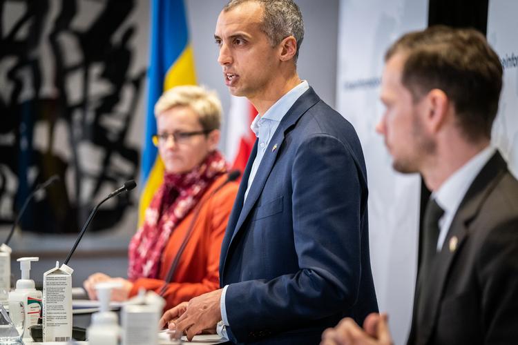 Særloven, der skal hjælpe fordrevne ukrainere ind i det danske samfund blev præsenteret i går. Her ministrene Mattias Tesfaye, Pernille Rosenkrantz-Theil og Peter Hummelgaard.  Foto: Ida Marie Odgaard/Ritzau Scanpix