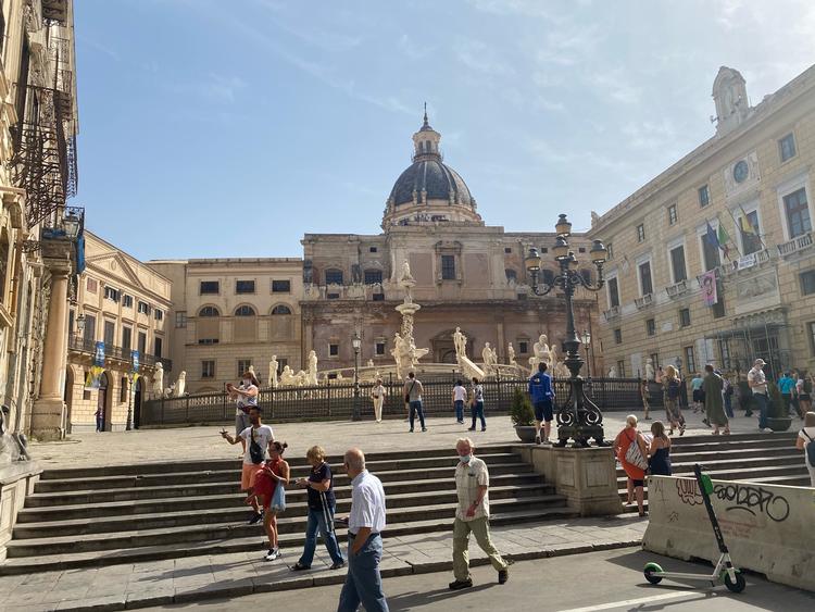 Piazza Pretoria med de nøgne mandsskulpturer. Foto: Cecilie Marie Meyer