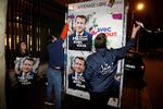     Præsident Macrons valgkamp er langt om længe i gang, og hans tilhængere er ved at sætte plakater opi de franske byer. Foto: Ludovic Marin/Ritzau Scanpix