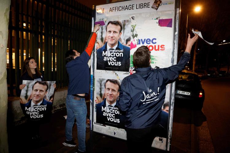     Præsident Macrons valgkamp er langt om længe i gang, og hans tilhængere er ved at sætte plakater opi de franske byer. Foto: Ludovic Marin/Ritzau Scanpix