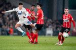 Den svenske teenager Roony Bardghji (tv.) i kamp om bolden med bl.a. Érick Gutiérrez og Mario Götze under kampen mellen FC København og PSV Eindhoven i ottendedelsfinalen i Conference League. Roony gjorde det godt under meget svære betingelser. Foto: Liselotte Sabroe/Ritzau Scanpix