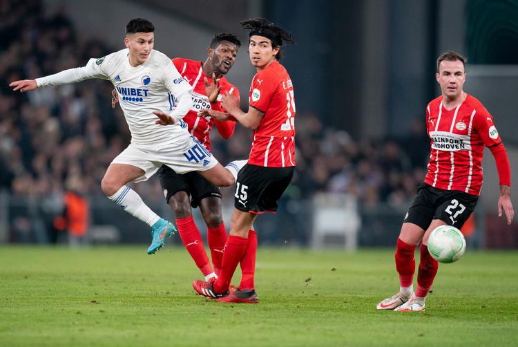 Den svenske teenager Roony Bardghji (tv.) i kamp om bolden med bl.a. Érick Gutiérrez og Mario Götze under kampen mellen FC København og PSV Eindhoven i ottendedelsfinalen i Conference League. Roony gjorde det godt under meget svære betingelser. Foto: Liselotte Sabroe/Ritzau Scanpix