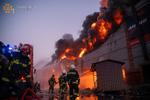 Reddere forsøger at slukke brand i Kyiv. Foto: Ukraine's State Emergency Servic/Ritzau Scanpix