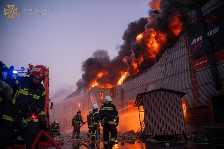 Reddere forsøger at slukke brand i Kyiv. Foto: Ukraine's State Emergency Servic/Ritzau Scanpix