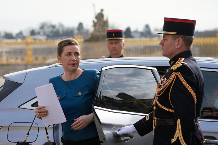    Statsminister Mette Frederiksen (S) ankommer til topmøde i Versailles forrige uge, hvor _EU-forsvar blandt andet var på bordet. .Krigen i Ukraine tvinger nu Danmark til at tage stilling. Foto: Michel Euler/Ritzau Scanpix