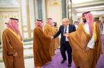 Saudisk pressefoto: Boris Johnson modtages af Kronprins Mohamed Bin Salman og præsenteres for lokale honoratiores i Riyadh.
 Foto: Bandar Al-jaloud/Ritzau Scanpix