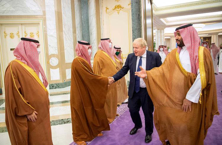 Saudisk pressefoto: Boris Johnson modtages af Kronprins Mohamed Bin Salman og præsenteres for lokale honoratiores i Riyadh.
 Foto: Bandar Al-jaloud/Ritzau Scanpix