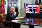 Fredag talte præsidenterne Joe Biden og Xi Jinping sammen for fjerde gang som statsledere. Samtalen bød ikke på afgørende nyt, men løfter om forbrødring. Her ses statslederne under en tidligere samtale 15. november 2021. Foto: Mandel Ngan/Ritzau Scanpix