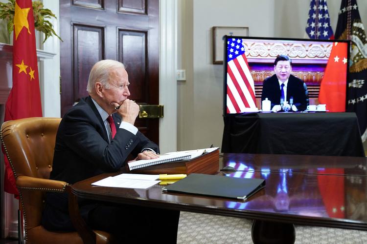 Fredag talte præsidenterne Joe Biden og Xi Jinping sammen for fjerde gang som statsledere. Samtalen bød ikke på afgørende nyt, men løfter om forbrødring. Her ses statslederne under en tidligere samtale 15. november 2021. Foto: Mandel Ngan/Ritzau Scanpix
